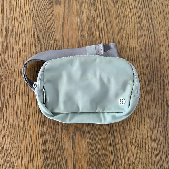 Lululemon everywhere belt bag 1L - Picture 2 of 7